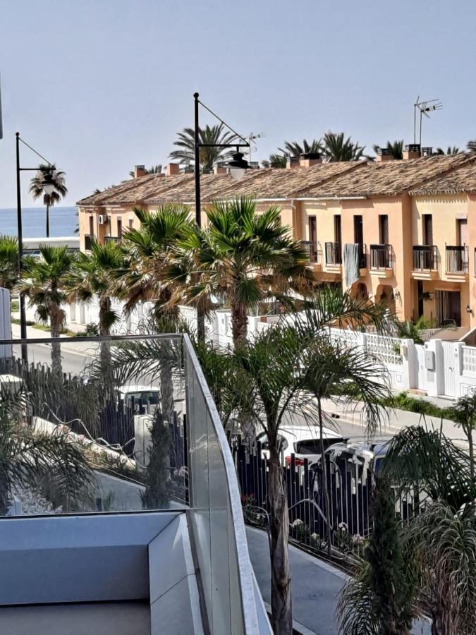 Luxury Complex Beachfront Apartment, Infinity Pool, Sauna, Gym And Large Terrace Torremolinos Exterior foto