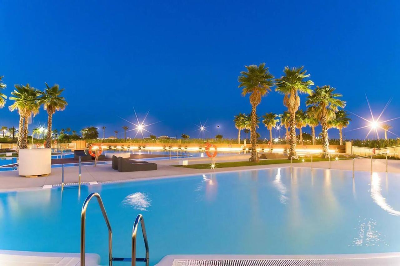 Luxury Complex Beachfront Apartment, Infinity Pool, Sauna, Gym And Large Terrace Torremolinos Exterior foto