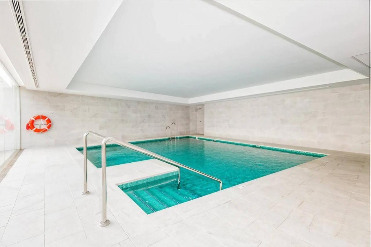 Luxury Complex Beachfront Apartment, Infinity Pool, Sauna, Gym And Large Terrace Torremolinos Exterior foto
