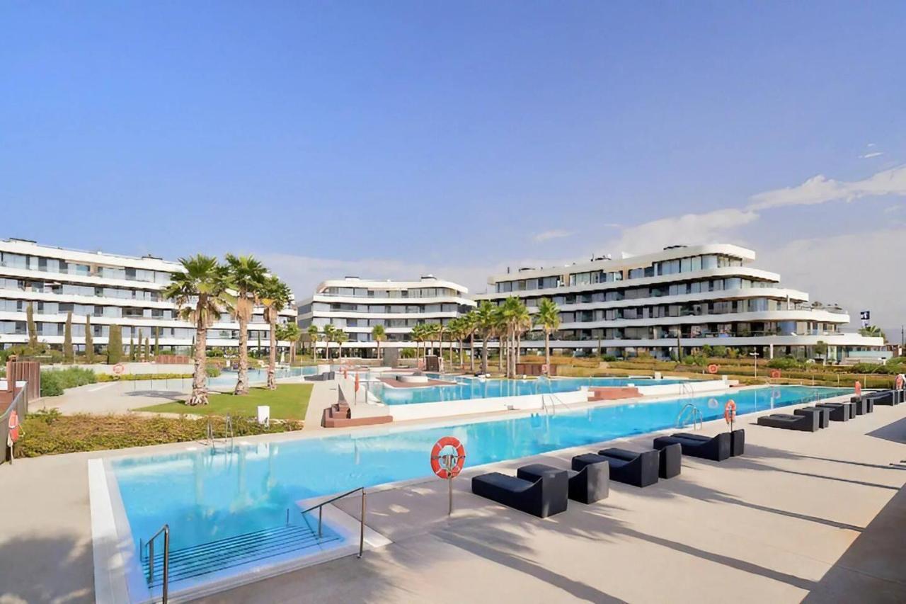 Luxury Complex Beachfront Apartment, Infinity Pool, Sauna, Gym And Large Terrace Torremolinos Exterior foto